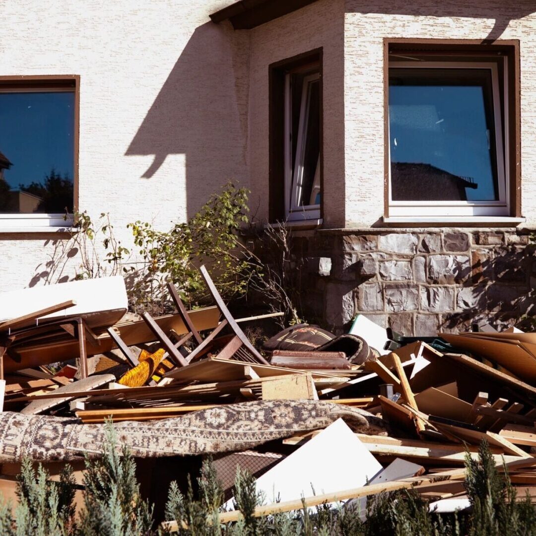 fm=f_19912 A house that has been demolished and destroyed.